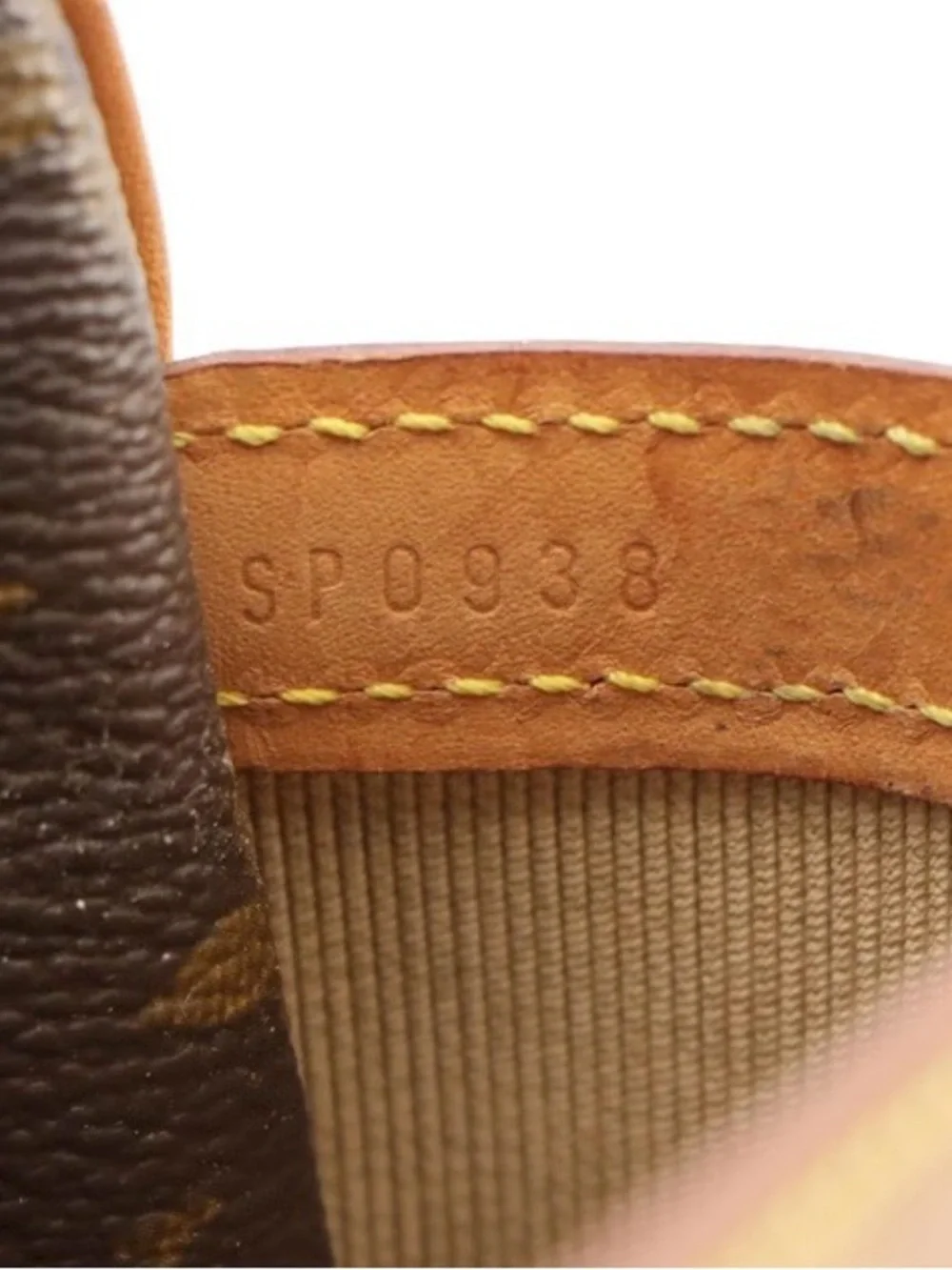 Louis Vuitton Reporter 28 in Monogram Canvas